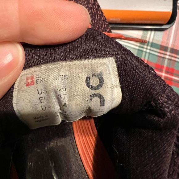 On cloud tennis shoes - Picture 6 of 6